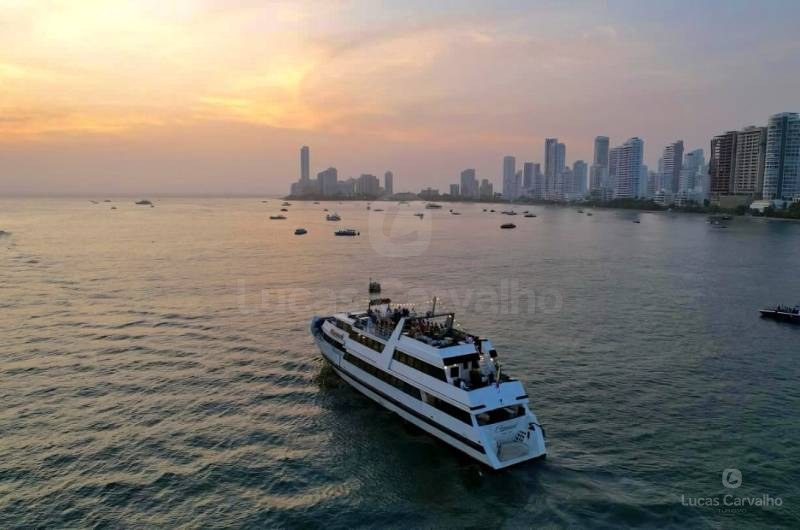Sunset em Alto Mar: Yate Carrouzel