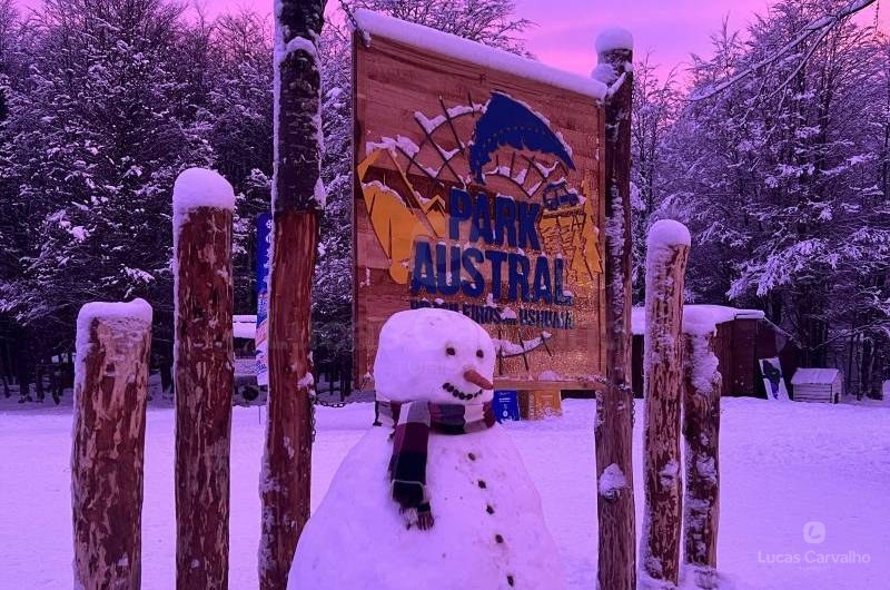 Aventura e Neve Park Austral: Moto de Neve + Esquibunda + Caminhada com Raquetes + Almoço Buffet Livre com Cordeiro Patagônico