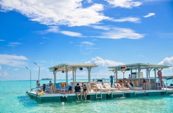 Bar Ibiza em San Andrés: bar flutuante com DJ no mar de sete cores foto 1