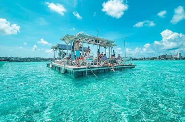 Bar Ibiza em San Andrés: bar flutuante com DJ no mar de sete cores foto 3