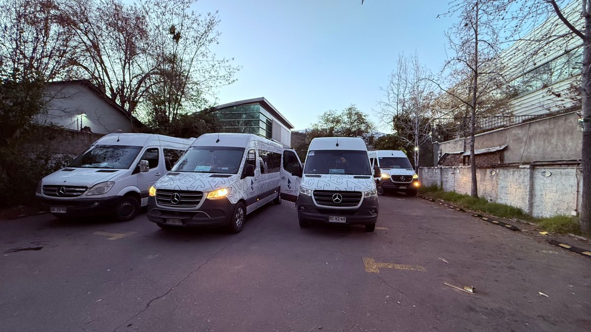 Vans com a marca LC em Santiago